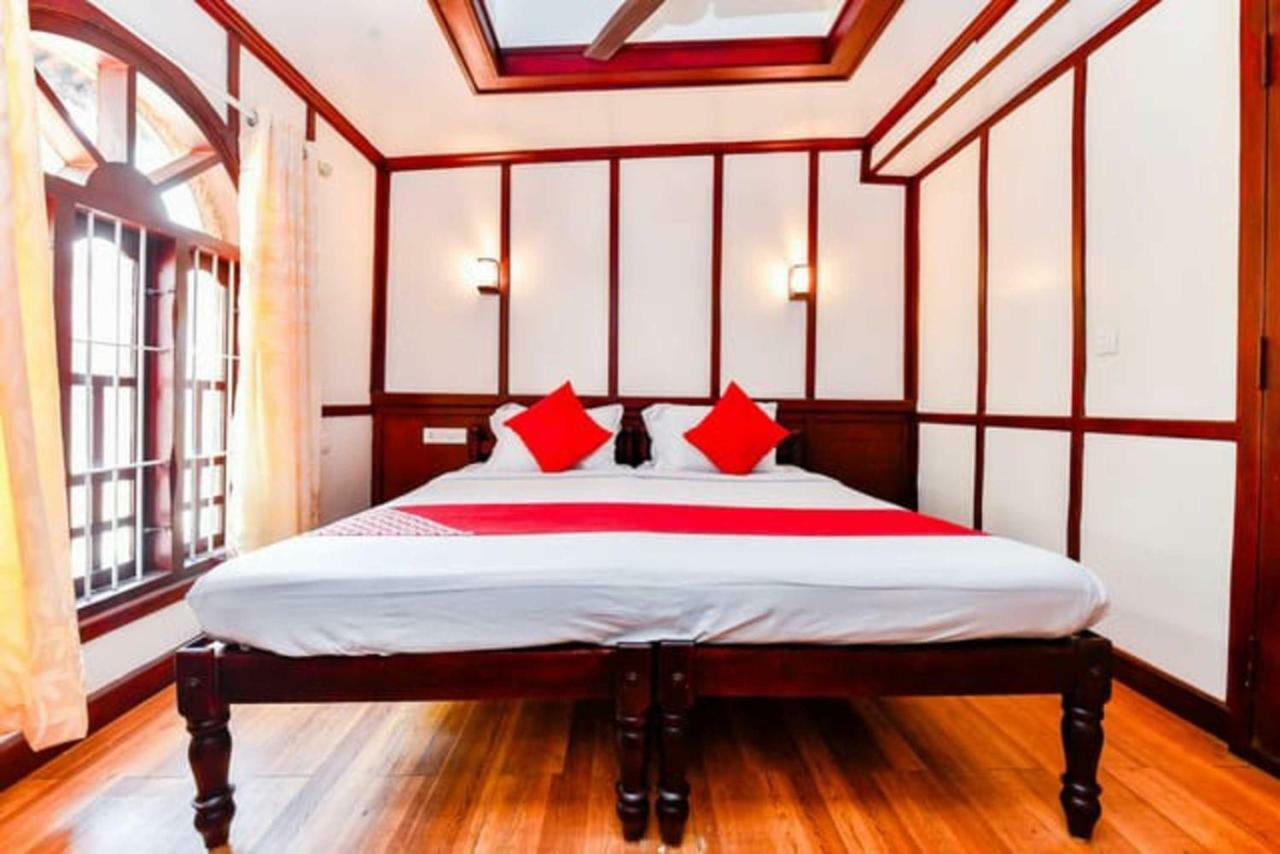 Cosy Premium Houseboats Hotel Alappuzha Екстериор снимка