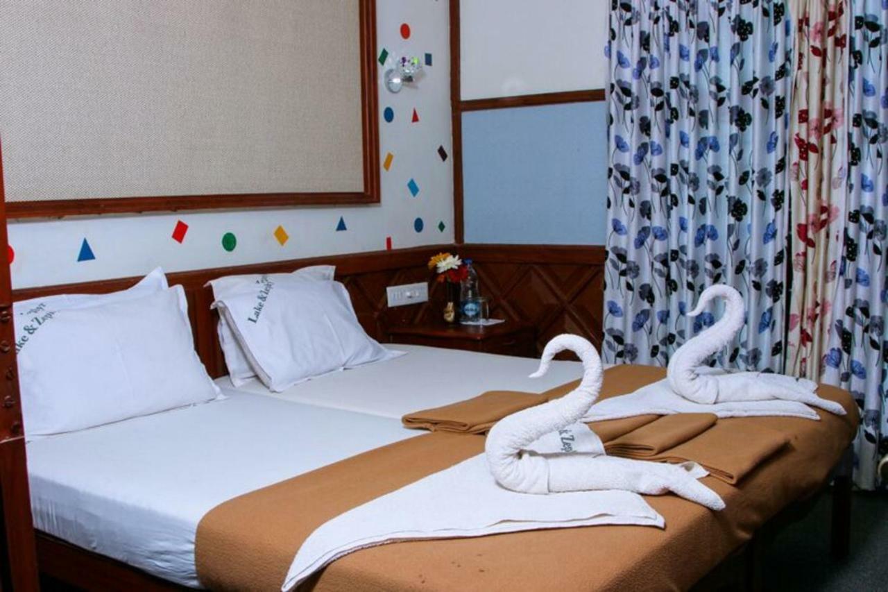 Cosy Premium Houseboats Hotel Alappuzha Екстериор снимка